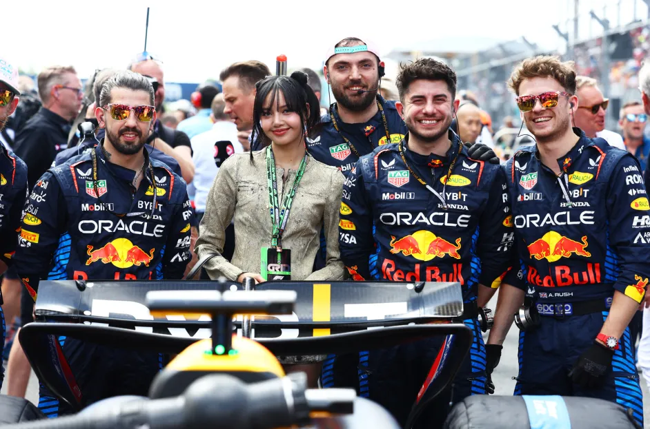 BLACKPINK’s Lisa Takes the Lead at F1 Miami Grand Prix: From Waving the Checkered Flag to Meeting the Racers!